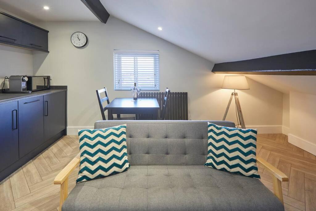 Grace's Loft - 1 Bed Apartment Scarborough